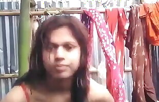 Indian gal make selfie video for Beau